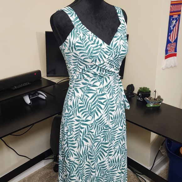 41 Hawthorn Teal Leaf Pattern Maxi Dress - Picture 2 of 9